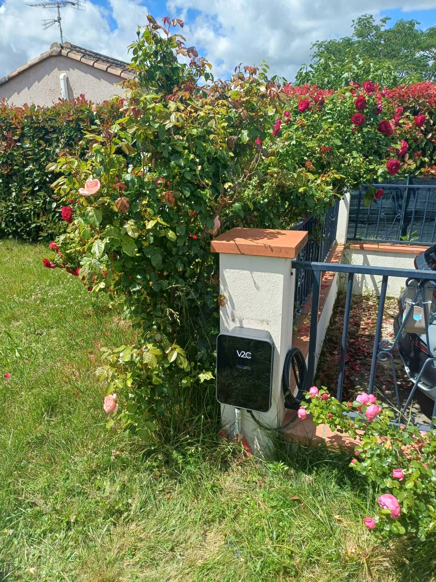 Choisir une borne de recharge électrique compatible Tesla Paris en Île de France