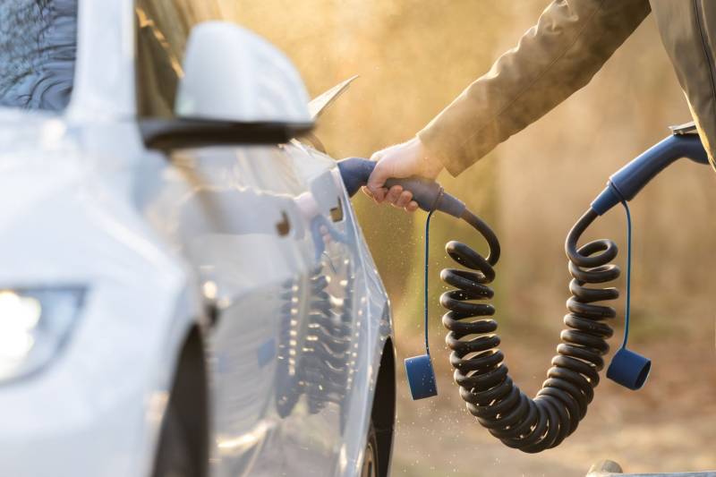 Borne de recharge avec câble en spirale : combien coûte un câble en tortillons enroulés pour brancher ma voiture électrique avec prise de Type 2 à Albi (81) ?