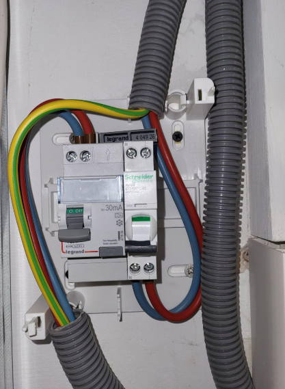 Installation d'une borne de recharge de voiture électrique à Auzeville-Tolosane