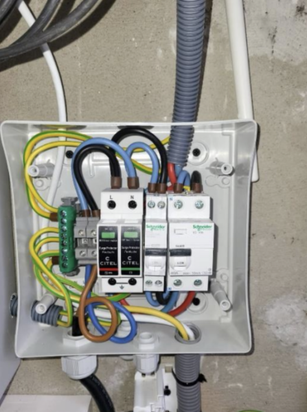 Chantier pour une centrale solaire de 9kWc avec borne de recharge intelligente SolarEdge : découvrez notre nouvelle installation à Blagnac (31)