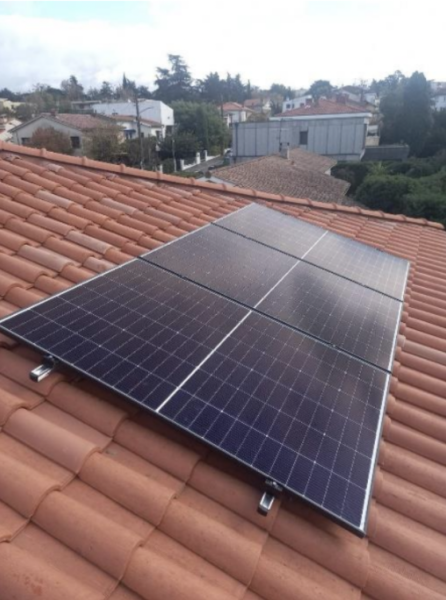 Chantier pour une centrale solaire de 9kWc avec borne de recharge intelligente SolarEdge : découvrez notre nouvelle installation à Balma (31)