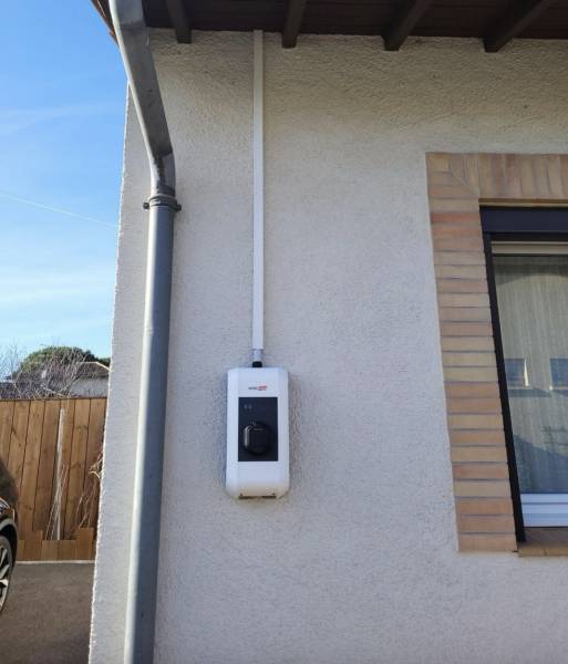 Centrale solaire de 6kWc avec sa borne de recharge VE intelligente SolarEdge : une installation Bornetik réalisée à Balma (31)