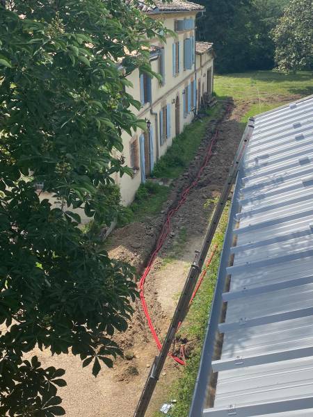Mise en place d’une borne de recharge électrique SolarEdge et de deux centrales solaires de 6,8kWc pour la revente totale et l’auto-consommation chez notre client à Rabastens (81)