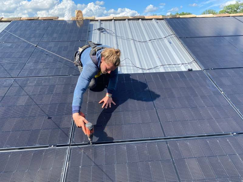Mise en place d’une borne de recharge électrique SolarEdge et de deux centrales solaires de 6,8kWc pour la revente totale et l’auto-consommation chez notre client à Couffouleux (81)