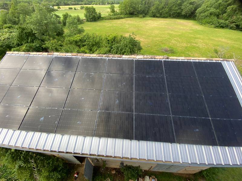 Mise en place d’une borne de recharge électrique SolarEdge et de deux centrales solaires de 6,8kWc pour la revente totale et l’auto-consommation chez notre client à Lisle-Sur-Tarn (81)