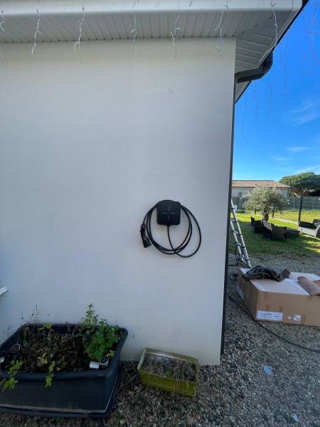Notre installation d’une borne de recharge Lektri.co à Toulouse (31) : focus sur cette pose de chargeur électrique avec délestage solaire en Haute-Garonne