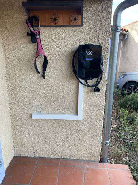 Pose de borne de recharge électrique à Toulouse (31) : Bornetik vous présente cette installation de chargeur Trydan relié à une centrale solaire Enphase