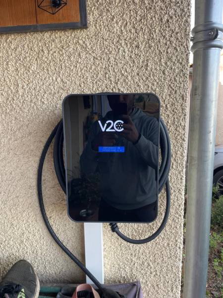 Pose de borne de recharge électrique à Blagnac (31) : Bornetik vous présente cette installation de chargeur Trydan relié à une centrale solaire Enphase