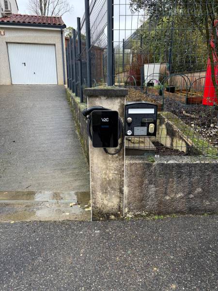 Ajout d’une borne de recharge Trydan V2C pour cette habitation équipée de panneaux solaires à Drémil-Lafage à côté de Toulouse (31)