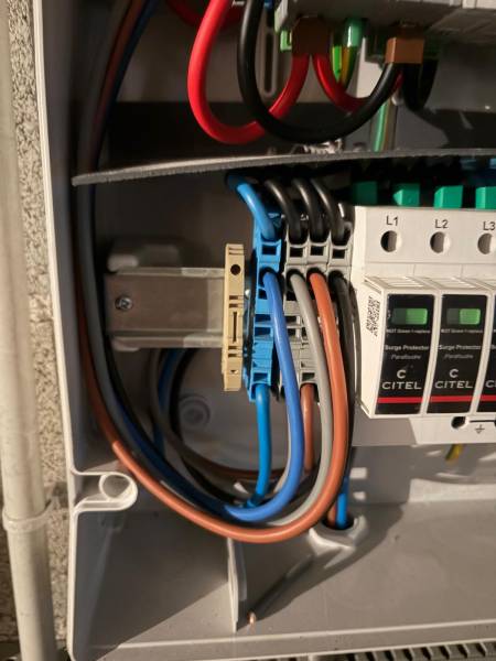 Installation d’un chargeur électrique 22kW en triphasé et connexion à un onduleur solaire Fronius à Calmont en Haute-Garonne à Aucamville (31)