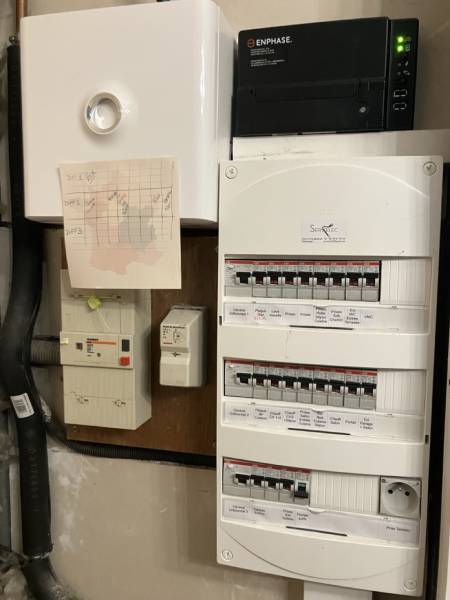 Pose de borne de recharge électrique à Colomiers (31) : Bornetik vous présente cette installation de chargeur Trydan relié à une centrale solaire Enphase