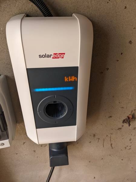 Mise en place d’une borne de recharge électrique SolarEdge et de deux centrales solaires de 6,8kWc pour la revente totale et l’auto-consommation chez notre client à Lavaur (81)