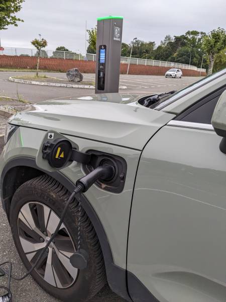 Advenir sort un guide pour réussir son projet de recharge électrique en copropriété : on vous en parle à Toulouse (31)