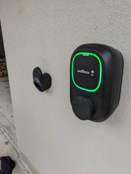 Ma borne triphasée 22kWc est-elle compatible avec une voiture électrique qui recharge à 11kW à Guyancourt (78) ?