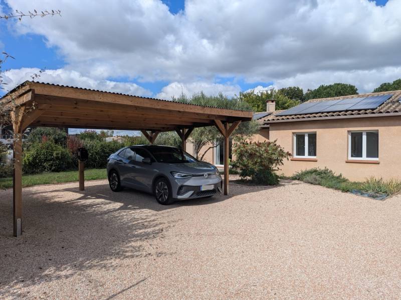 Installation borne de recharge sous carport à Gragnague (31) : le choix de la Trydan V2C pour notre client déjà équipé de panneaux solaires en Occitanie