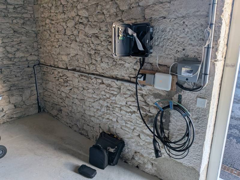Pose d’un chargeur électrique Trydan V2C avec prise de Type 2 à Rabastens (81) : zoom sur l’obturateur T2s en Occitanie