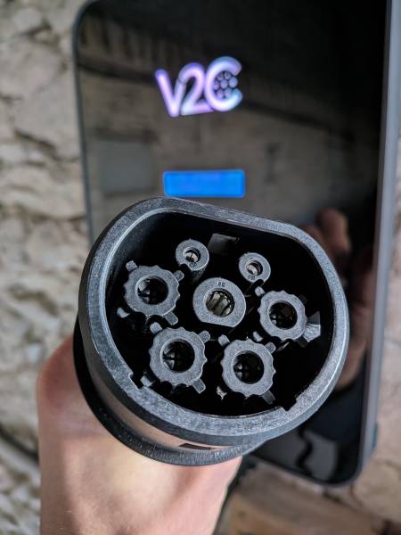 Pose d’un chargeur électrique Trydan V2C avec prise de Type 2 à Albi (81) : zoom sur l’obturateur T2s en Occitanie