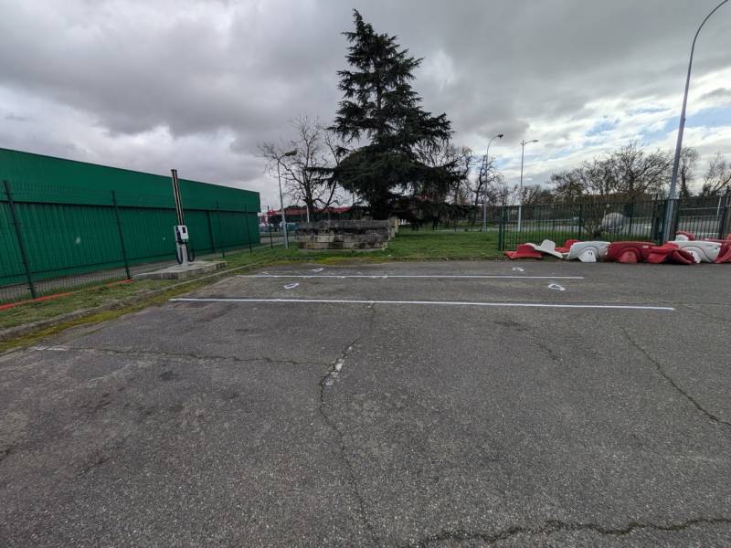 Ce qu’il faut savoir pour installer une borne de recharge en entreprise à côté de Toulouse (31) : borne simple ou double, prime Advenir, tirage de câbles…