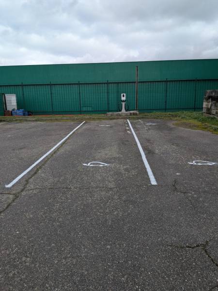 Ce qu’il faut savoir pour installer une borne de recharge en entreprise à côté de Toulouse (31) : borne simple ou double, prime Advenir, tirage de câbles…