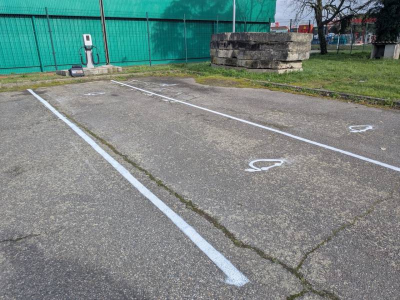 Ce qu’il faut savoir pour installer une borne de recharge en entreprise à côté de Toulouse (31) : borne simple ou double, prime Advenir, tirage de câbles…