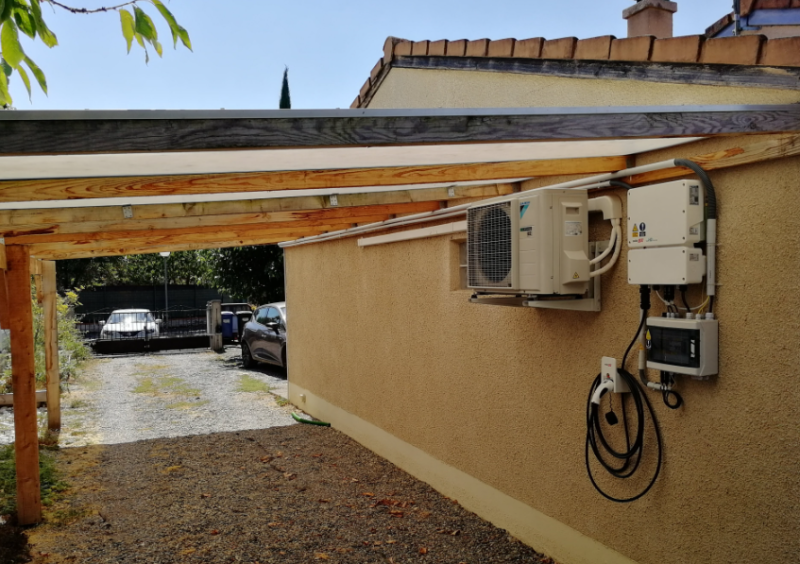 Borne de recharge de voiture électrique avec onduleur panneau solaire à Toulouse