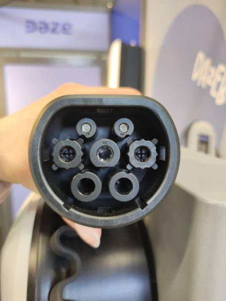 Coup d’oeil sur la prise avec obturateur T2s de votre future borne de recharge électrique Daze à Colomiers (31)