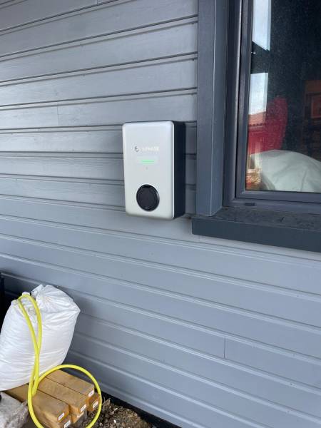 Installation de la borne Enphase IQ EV Charger 2 à côté de Toulouse : découverte de notre chantier réalisé début 2025 à Saussens (31)