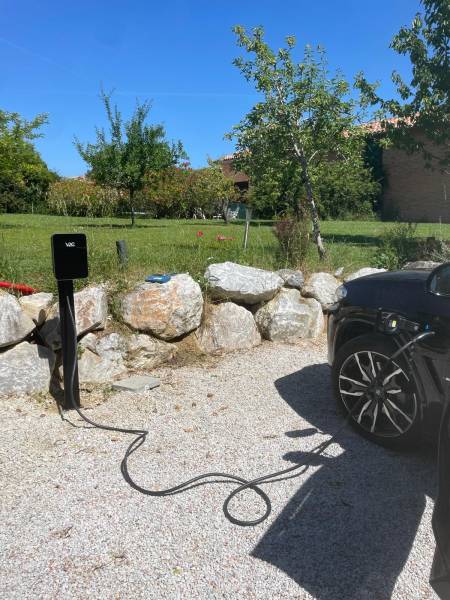 Installation d’une borne Trydan V2C sur piédestal : coup d’oeil sur ce socle élégant et robuste pour votre borne de recharge à Versailles (78)