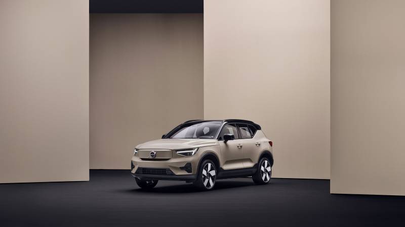 Recharger mon SUV Volvo EX40 électrique à Versailles (78) : découverte du véhicule rechargeable et bornes à installer à domicile